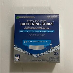 PEROXIDE-FRÈE WHITENING STRIPS
DISSOLVING WHITENING STRIPS 28 STRIPS